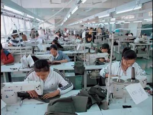 深圳制衣厂打工，被老板忽悠放弃工作之后做保安的不同待遇。