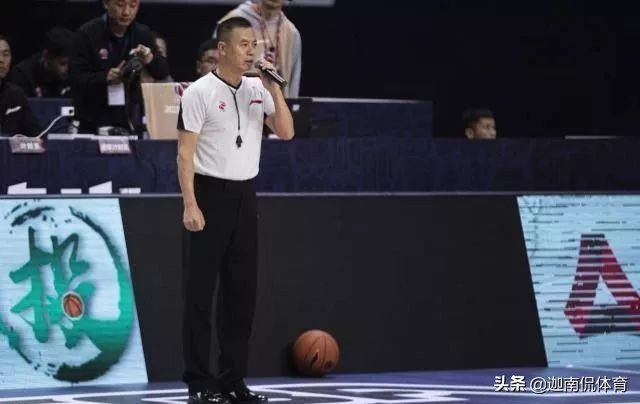 nba裁判为什么要戴耳机(CBA首创的裁判现场“解说”，是科普还是抢戏？)