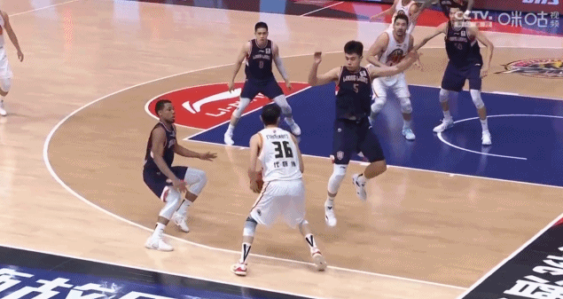 cba双标是哪个球员（裁判犯错，教练担责？CBA判罚双标太严重，郭士强，这次你真没错）