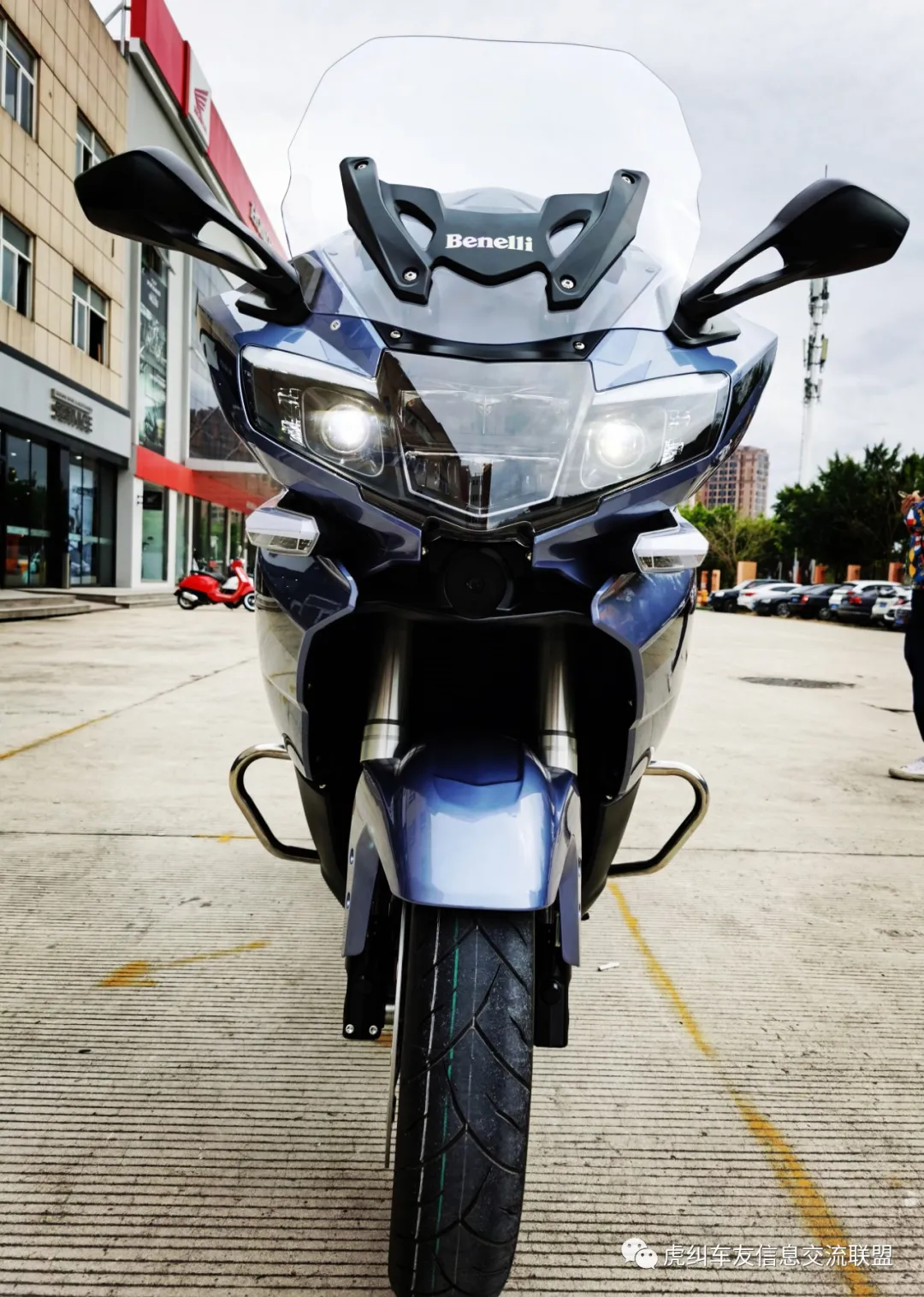 贝纳利1200gt发动机:1209cc的直列三缸水冷引擎,拥有和宝马最新r1250