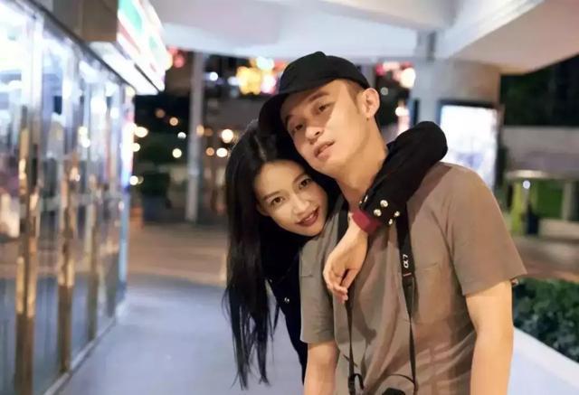 网友们纷纷开始八卦两人的恋爱史,加上董子健的"特殊"成长背景等等,都