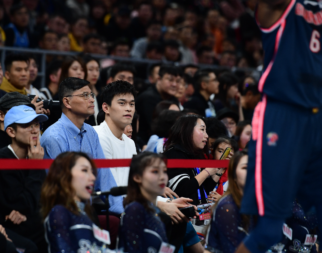 张一山为什么要做nba(孙杨、张一山等现身五棵松看球，是不是感觉有点像NBA了？)