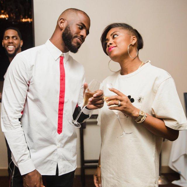 保罗和妻子杰达-克拉雷四目深情对视,心有灵犀一点通至今两人结婚十