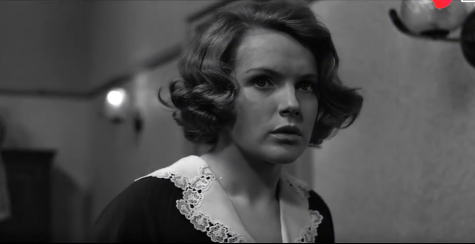 她在苏联电影《解放》中扮演希特勒的情妇，展现出角色的悲情气质