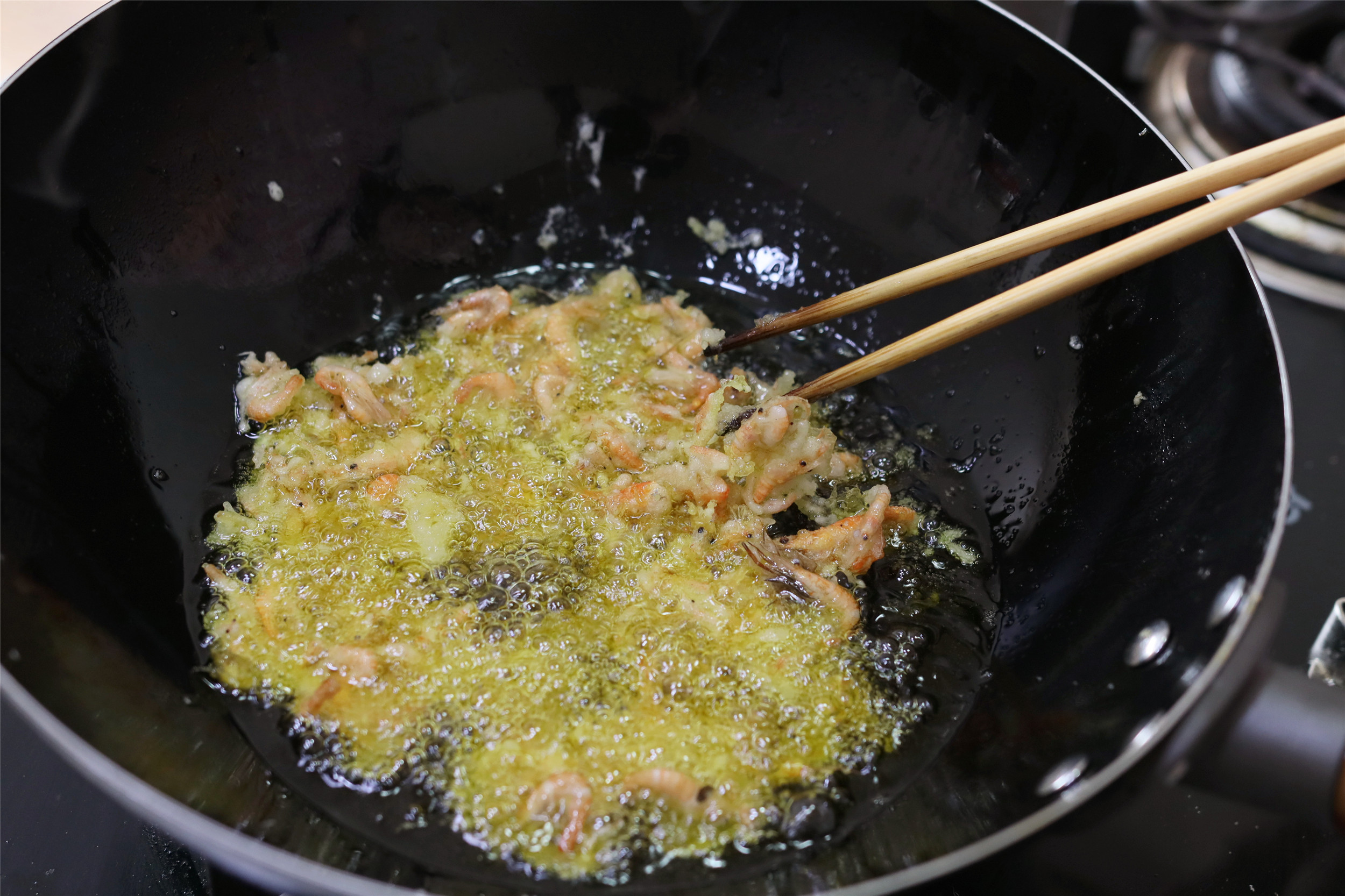 过年炸小鱼小虾，老手常用“生熟糊”，酥脆的掉渣，放凉也不回软
