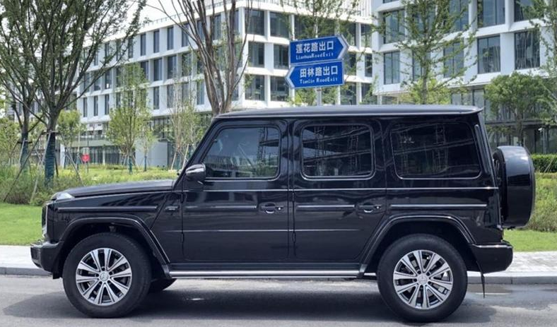 试驾奔驰G 500，主打越野配4.0T引擎，提供差速锁+低速四驱！