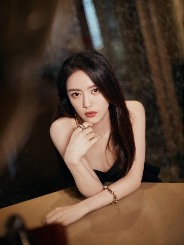 形象尽毁？90后女星被拍当众吸烟动作娴熟，随手乱扔被批没素质