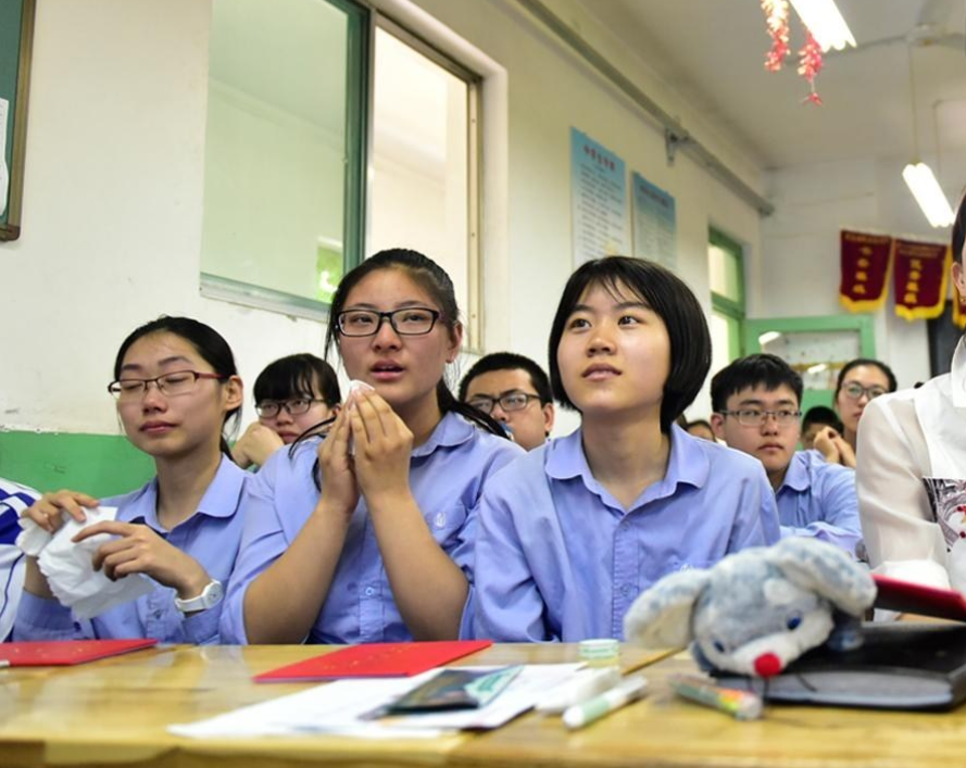 文科生毕业不好找工作，这4种专业前景好，丝毫不比理科生差