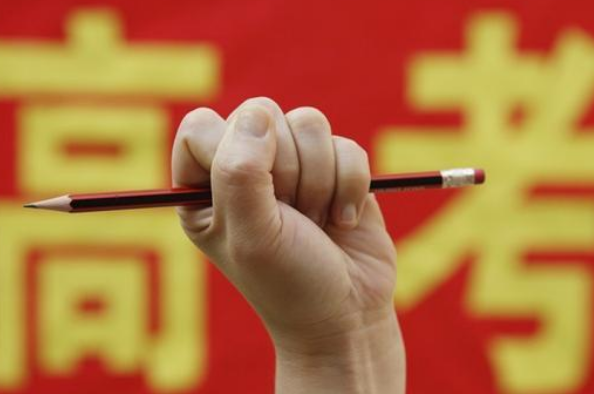 奶奶的“神预测”，梦见孙子的高考成绩是666分，最终考了多少分