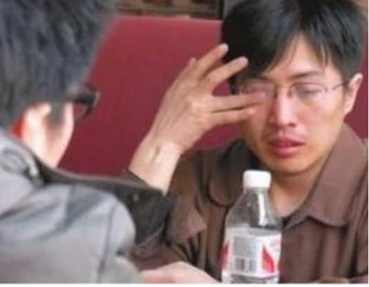 高考647分的高材生，蜗居网吧4年不曾回家，不换衣服也不洗衣服