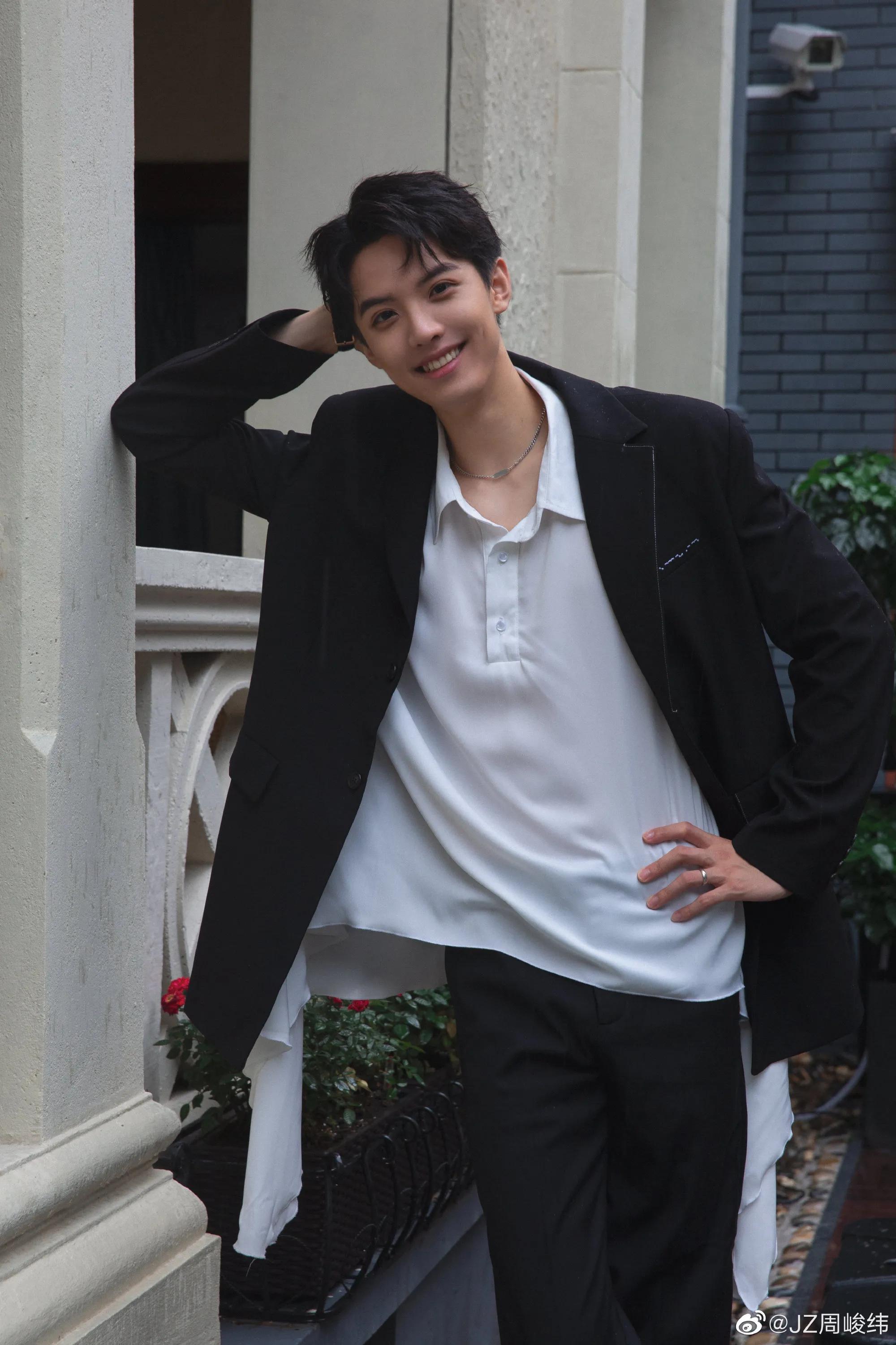 周峻纬老婆唐宁近照（周峻纬和他老婆唐宁，英年早婚的他惊到了不少人）