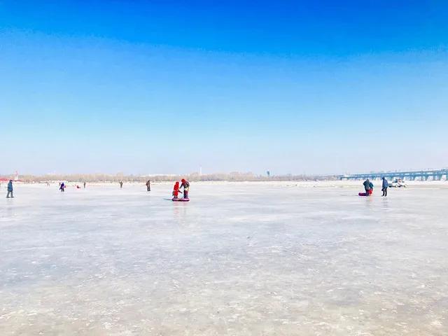 苏北杨末侣行记（9）：松花江上看冰雕，雪乡山坡堆雪人