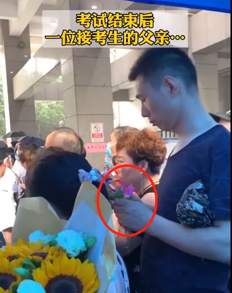 这届高考催泪瞬间,看到第一个就忍不住了