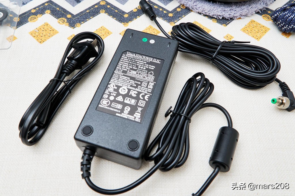 今后擦玻璃就靠它了，窗明镜亮心情好，玻妞擦窗机器人388体验