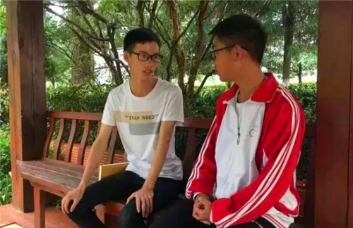 713分考入清华，为凑学费和母亲工地搬砖，开学典礼上被校长点名