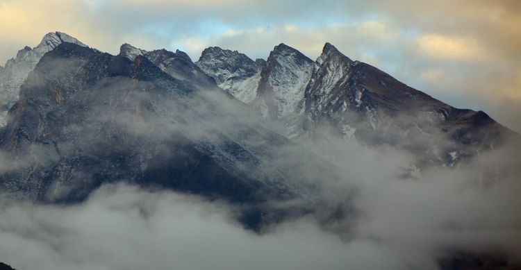 雪晴山色秀 云处有蓝天—雾漫雪山