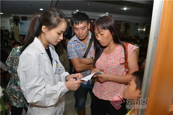 昆明街头救活昏迷少年的白衣小姐姐，原来她的故事也是传奇!