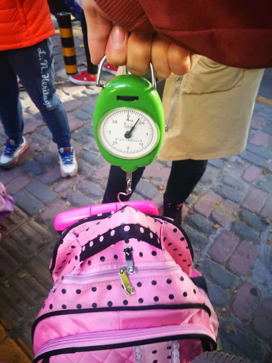 小学书包称重,一年级书包重达8斤,是谁压弯了孩子的背?