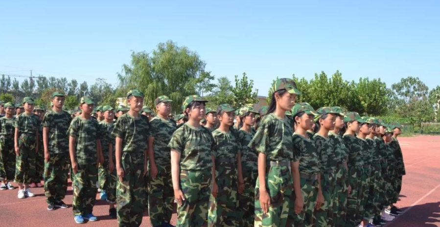 清华新生军训照曝光，夜间拉练20公里，网友：也是为了学生着想