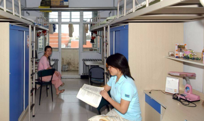 夏天大学女生宿舍（凡尔赛式晒大学宿舍走红）