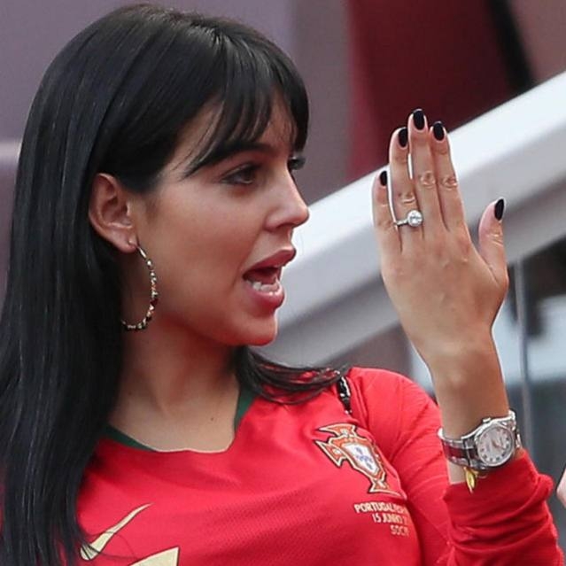 c罗几个老婆（C罗求婚乔治娜成功！恋爱2年育有1女乔妹带4个娃 罗妈：她是我儿媳）