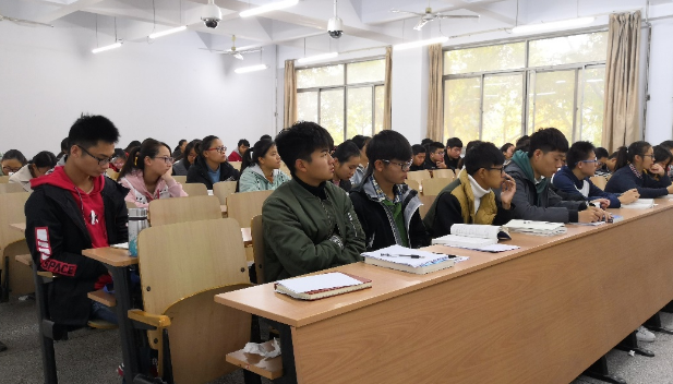 华中师大研究生火了，所学专业太“坑人”，毕业无奈摆摊卖鸡爪