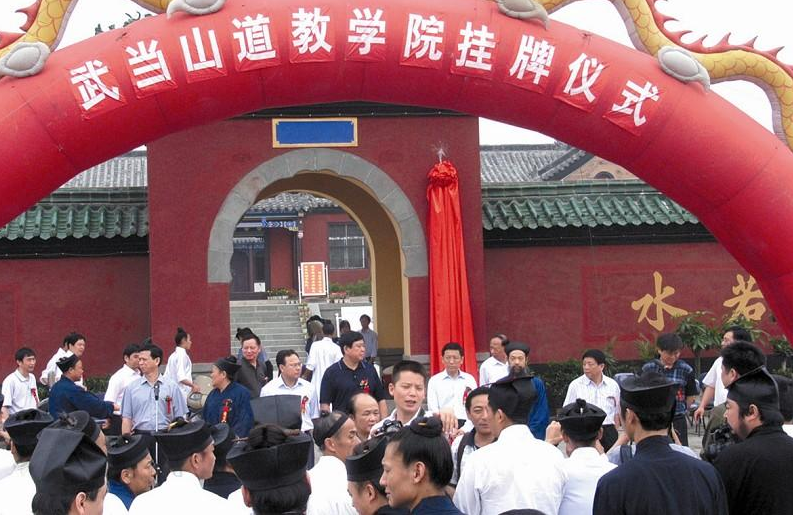 道教学院学生穿道袍上课，武术音律样样学，网友：御剑飞行学吗