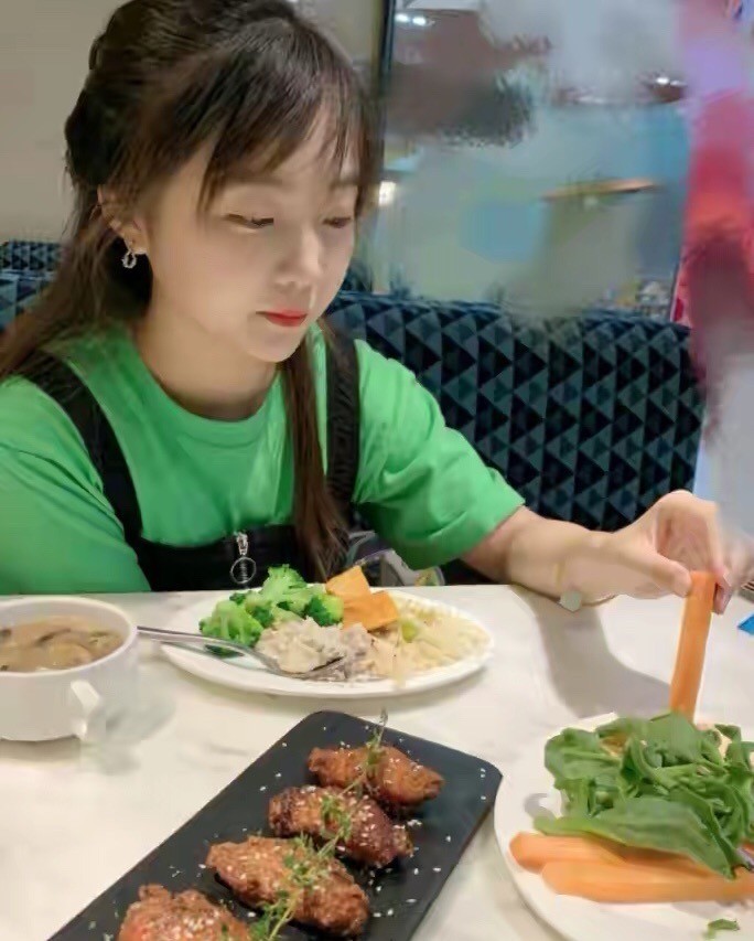 林妙可参加毕业典礼！大学四年颜值开挂，终于美回奥运会小姑娘