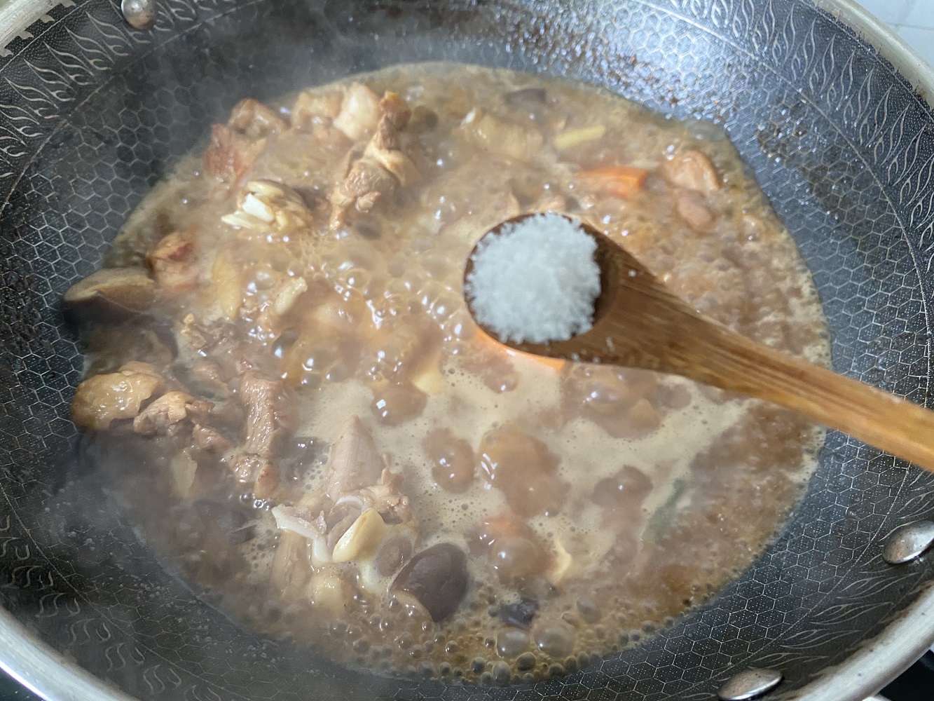 香菇烧鸡怎么做最好吃（2个小妙招香菇烧鸡鲜嫩美味）