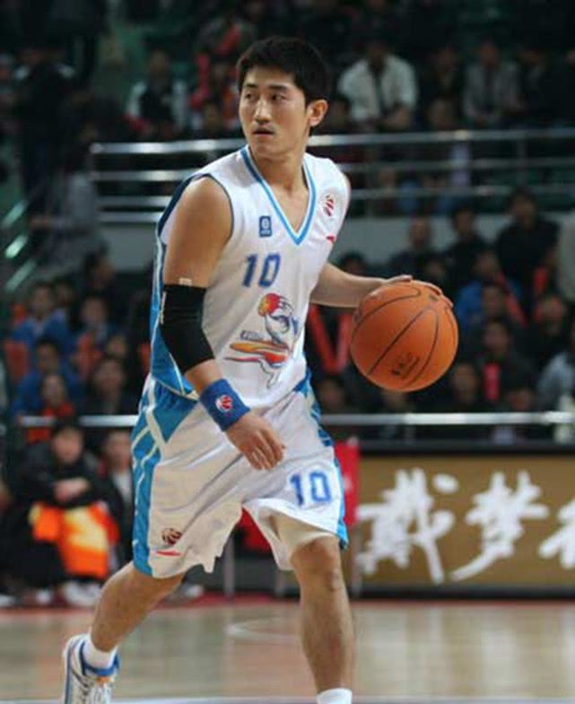 吕晓明妻子陈雯(身高仅1米76,却在cba拿到3次助攻王,娶美女律师堪称