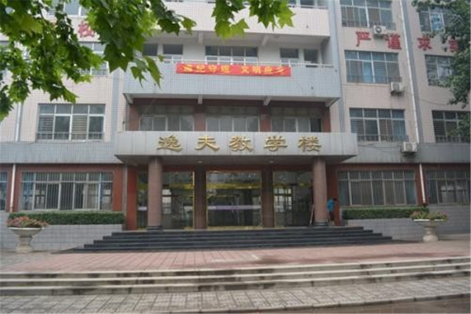 邵逸夫捐6000多座逸夫楼，为何一些楼的