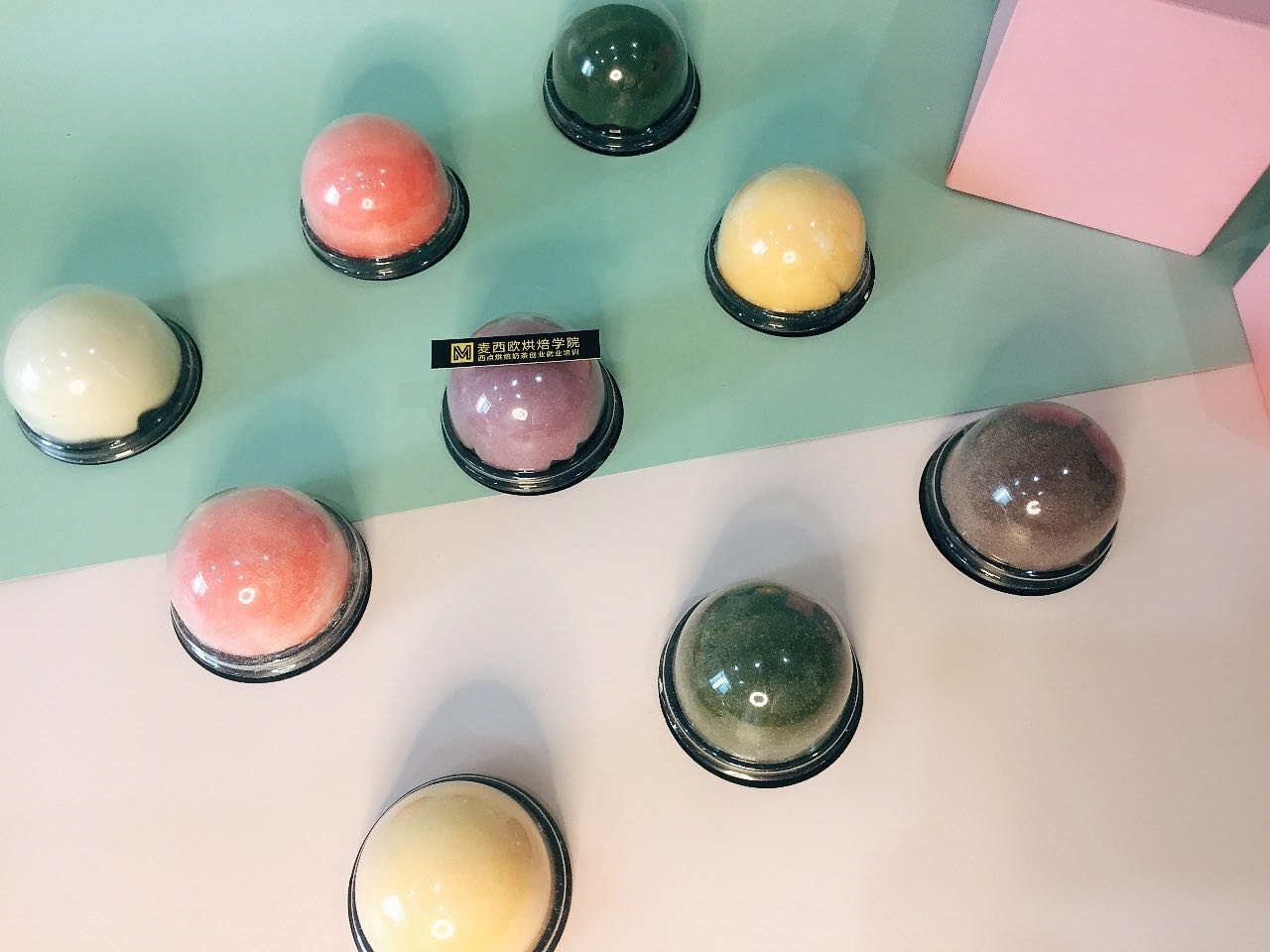 重庆学西点烘焙去培训学校好还是跟师傅学好？