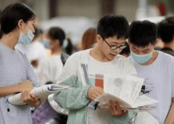 大学里出现英语“天花板”，学生感到食不下咽，安心吃口饭太难了