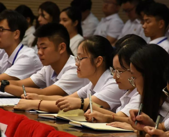 学生在校期间想入党，决定权在谁手中？提前了解少走弯路