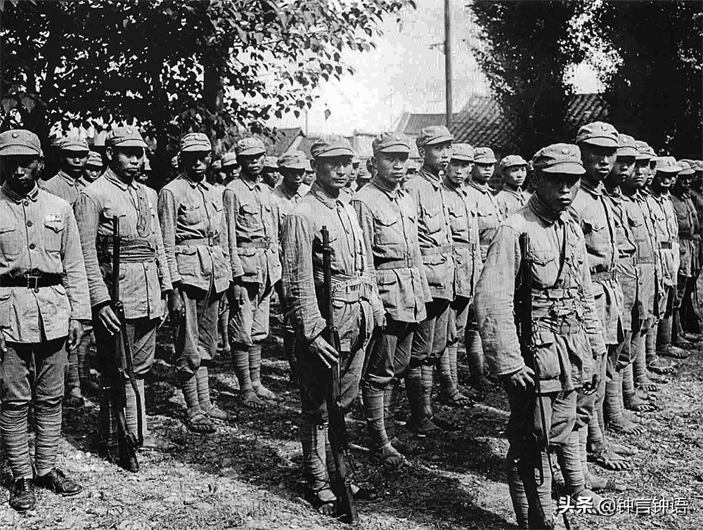 ͼ˵�ֻ��վ�½���ĵ���װ����Ь��