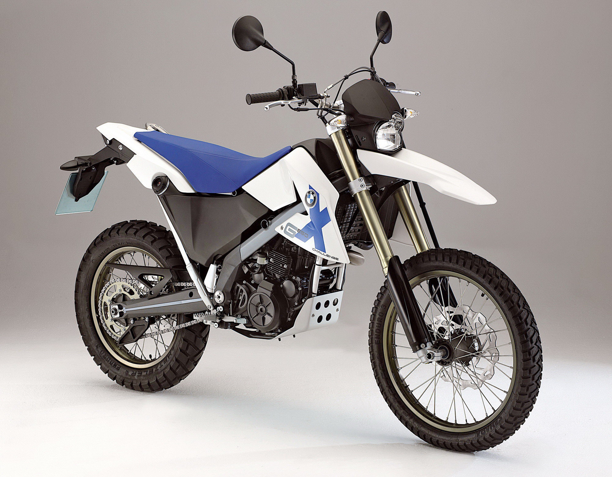 下面的图片,公路/越野双用途风格的 bmw 2006 g650x country(资料