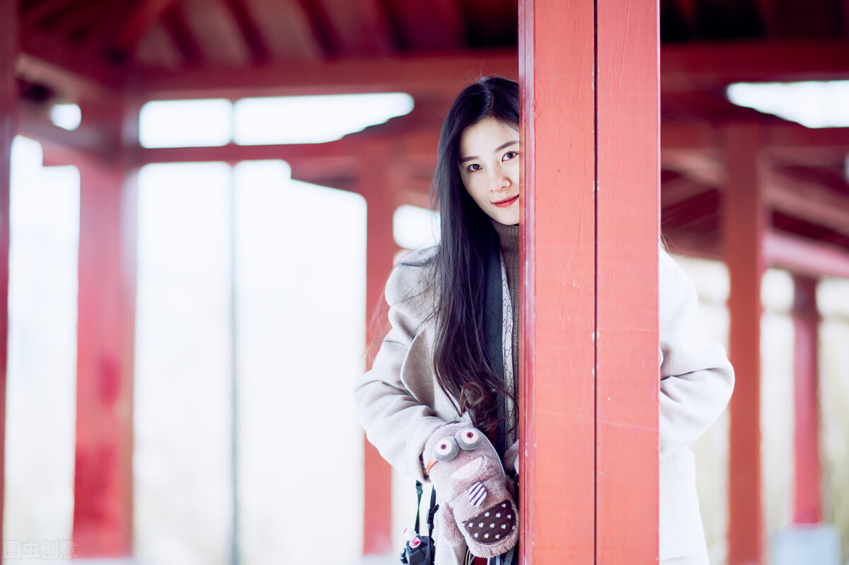 故事：花颜一着不慎身穿异世，救了一小婴儿而被追杀