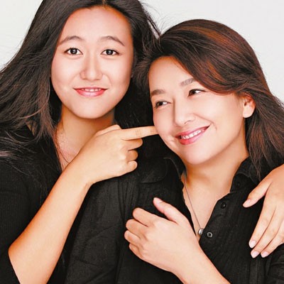 与二婚妻子相守11年，演20年配角终成名，靳东到底有何本事？