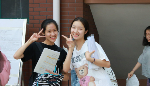 高考考场的“励志标语”惹争议，考生表示有被冒犯到，你怎么看？