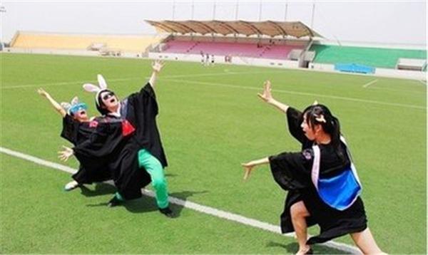 男班长拍毕业照短裙上阵，“大长腿”羡煞女同学，此刻我独领风骚