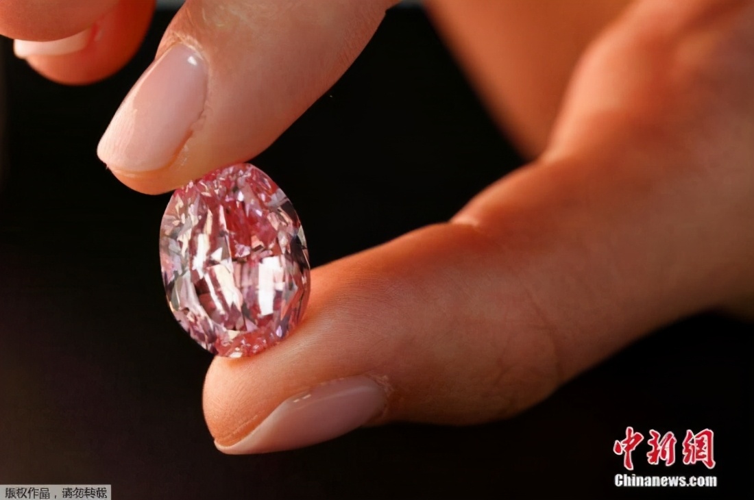 男子地铁猥亵女乘客，母亲下跪求谅解【三分钟法治新闻全知道】