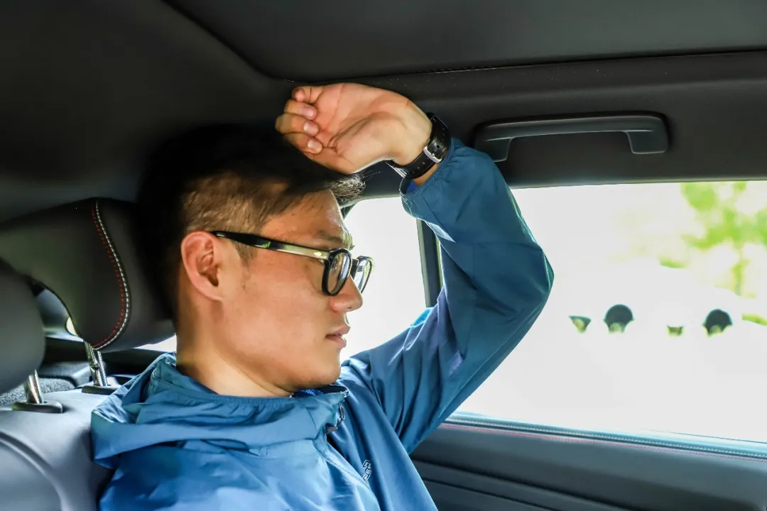 大厂发力很可怕！轴距2765mm空间越级，配超酷“黑科技”
