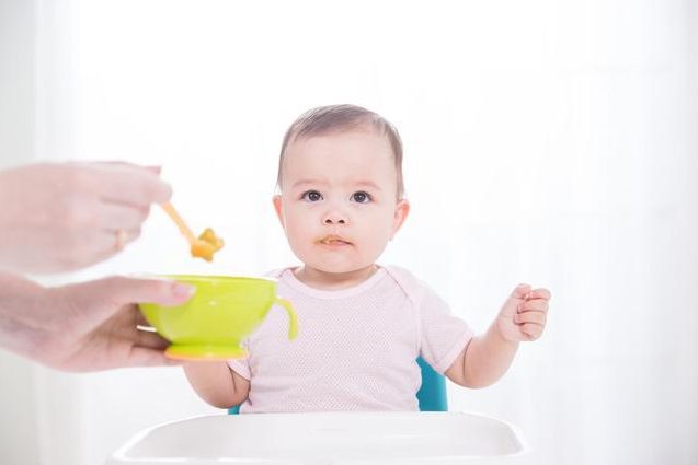 宝宝的辅食米粉应该怎么喂？这3点注意事项，爸爸妈妈先看看吧