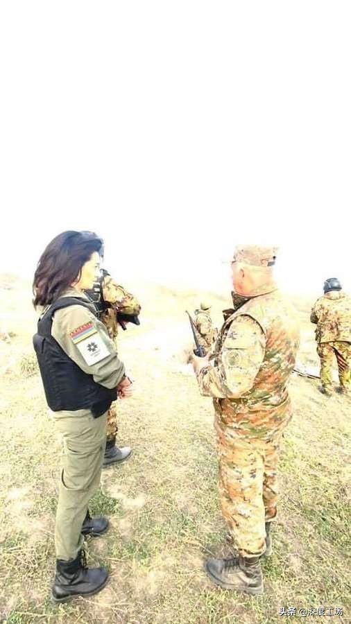 妇女儿童扛枪参战，决不投降：亚美尼亚总理妻带领娘子军火线参军
