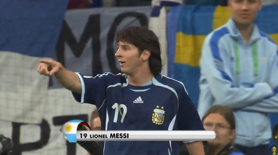 梅西第一次参加世界杯球迷海报（梅西的世界杯首秀，他用15分钟征服球迷，马拉多纳振臂欢呼）