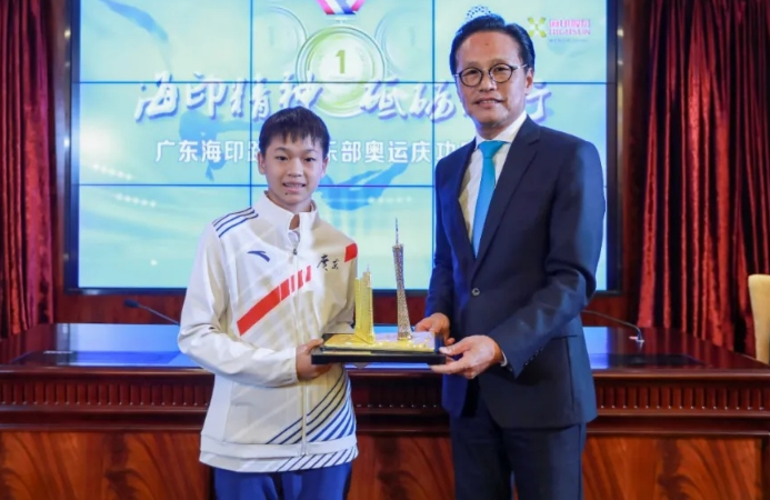 全红婵又与师哥聚首！出席庆功座谈会，举止成熟了，有冠军风范