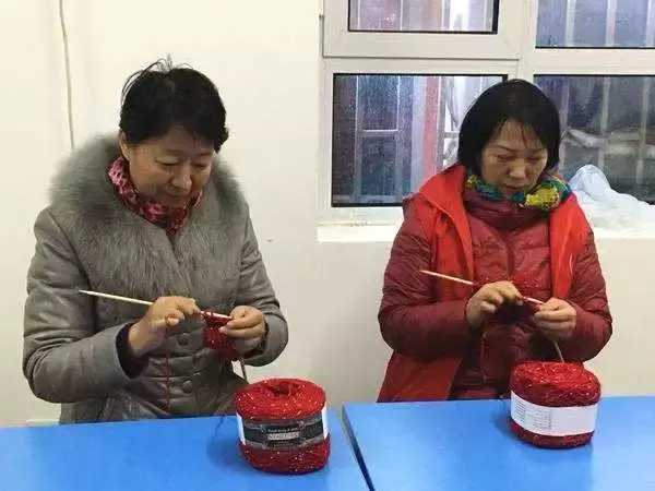 飞花送暖，拈针织爱！用你的才华和手艺，为这群孩子织就一个暖冬