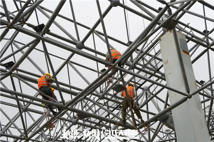 贵阳机场项目主体指廊钢构成功“牵手”