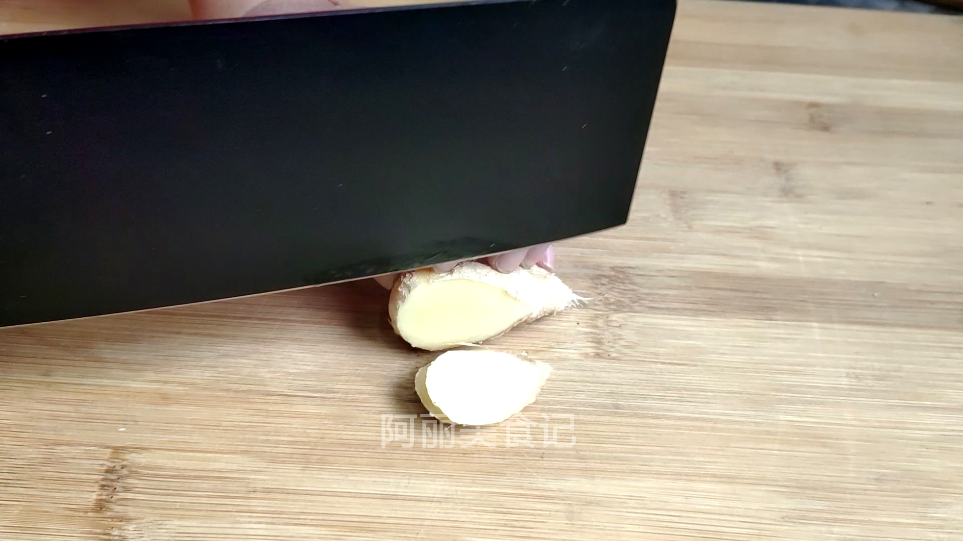 今天才知道，保存大蒜这么简单，放好久不发芽不干瘪，真好用