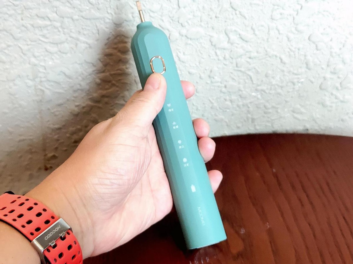 既能刷牙，又能洗脸的电动牙刷，美看mcomb M2 Plus上手体验